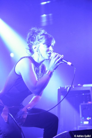 Marianne chantant sur scène