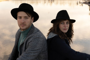 Les deux protagonistes sont accollés dos-à-dos.